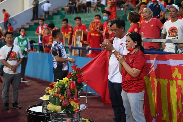 Nữ cổ động viên tuyên bố tặng gần 1 tỷ đồng cho đội tuyển bóng đá nam - nữ Việt Nam nếu vô địch SEA Games 31 - Ảnh 2.