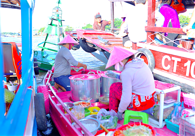 Because in the afternoon, the wife should paint the whole boat selling noodles pink, suddenly the Western couple welcomes hundreds of guests every day - Photo 1.
