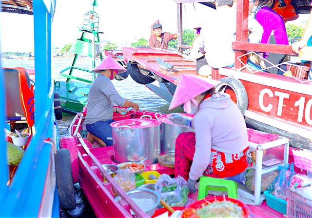 Vì chiều vợ nên sơn toàn bộ chiếc ghe bán bún thành màu hồng, bất ngờ đôi vợ chồng miền Tây đón cả trăm khách kéo đến mỗi ngày - Ảnh 1.