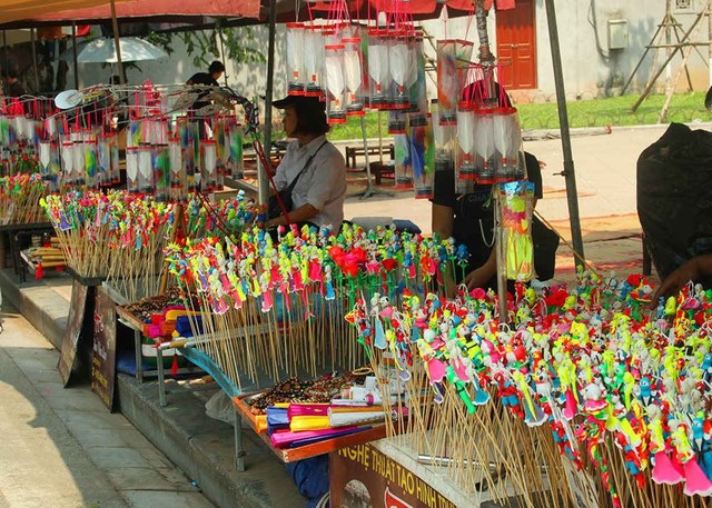 At the weekend, go to Hoan Kiem Lake walking street, experience becoming an artisan for only 20,000 VND - Photo 2.