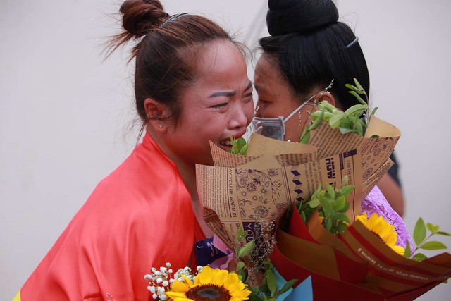 Giọt nước mắt của những đóa hồng gai điền kinh Việt Nam vượt lên nghịch cảnh mang vàng SEA Games về cho nước nhà - Ảnh 2.