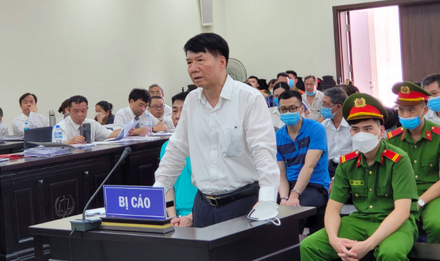   Former Deputy Minister of Health Truong Quoc Cuong was sentenced to 4 years in prison - Photo 1.
