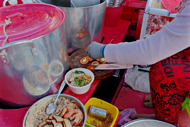 Vì chiều vợ nên sơn toàn bộ chiếc ghe bán bún thành màu hồng, bất ngờ đôi vợ chồng miền Tây đón cả trăm khách kéo đến mỗi ngày - Ảnh 12.