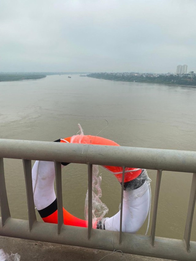 Vừa được lắp đặt, số phao cứu sinh trên cầu bắc qua sông Hồng đã bị lấy trộm một nửa - Ảnh 2.