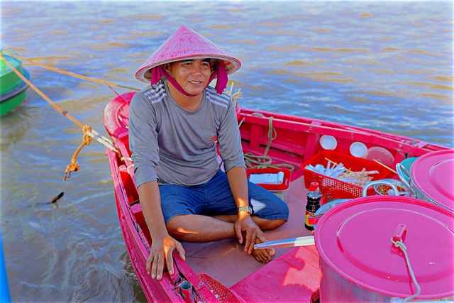 Vì chiều vợ nên sơn toàn bộ chiếc ghe bán bún thành màu hồng, bất ngờ đôi vợ chồng miền Tây đón cả trăm khách kéo đến mỗi ngày - Ảnh 3.