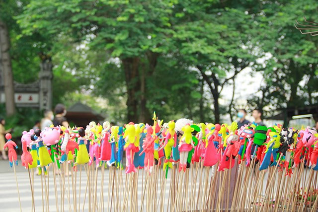 On weekends, go to Hoan Kiem Lake walking street, experience becoming an artisan for only 20,000 VND - Photo 3.