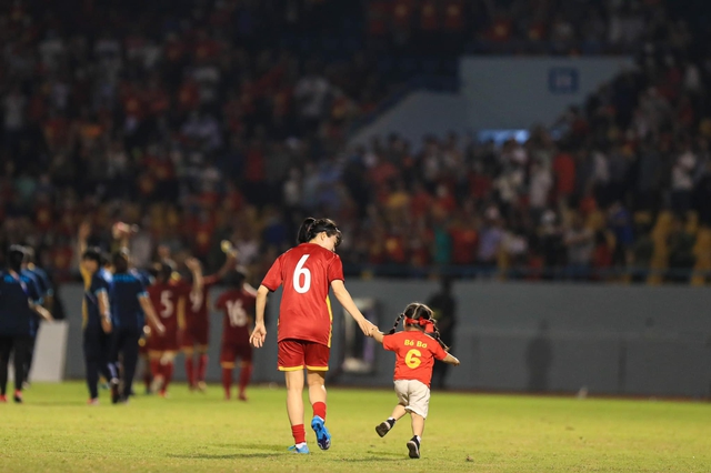 How does it feel to have a mother who is a female soccer player: The moment Hoang Quynh hugs her child and runs on the field, everyone is touched - Photo 3.