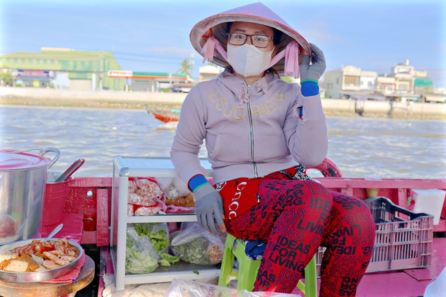 Because in the afternoon, the wife should paint the whole boat selling noodles pink, suddenly the Western couple welcomes hundreds of guests every day - Photo 4.