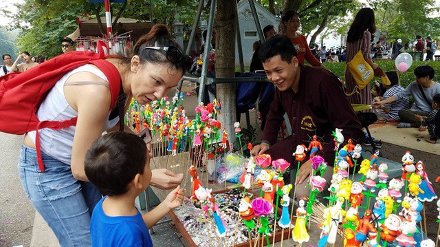 At the weekend, go to Hoan Kiem Lake walking street, experience becoming an artisan for only 20,000 VND - Photo 4.