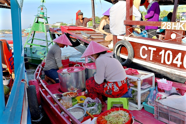 Vì chiều vợ nên sơn toàn bộ chiếc ghe bán bún thành màu hồng, bất ngờ đôi vợ chồng miền Tây đón cả trăm khách kéo đến mỗi ngày - Ảnh 8.