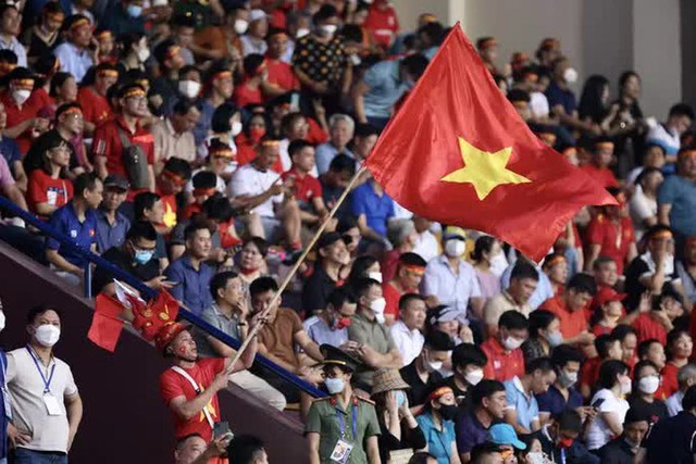 Chảo lửa trên sân Việt Trì trận U23 Việt Nam - Malaysia - Ảnh 9.