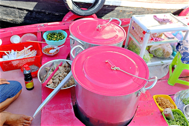 Because of the afternoon, the wife should paint the whole boat selling noodles pink, suddenly the Western couple welcomes hundreds of guests every day - Photo 9.