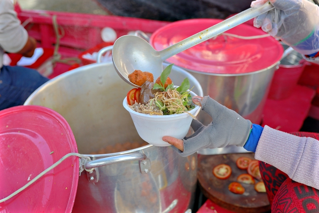 Because of the afternoon, the wife should paint the whole boat selling noodles pink, suddenly the Western couple welcomes hundreds of guests every day - Photo 10.