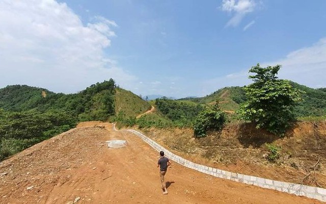 Đường vào sân golf Phúc Tiến (Quang Tiến, thành phố Hòa Bình) xẻ dọc băng qua các ngọn núi. Ảnh: Đức Nam Đường vào sân golf Phúc Tiến (Quang Tiến, thành phố Hòa Bình) xẻ dọc băng qua các ngọn núi. Ảnh: Đức Nam
