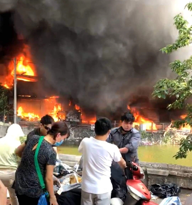 Hanoi: 4 warehouses and workshops in the bedding craft village were burned down by fire - Photo 1.