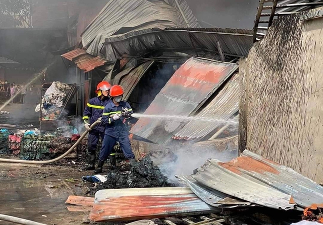 Hanoi: 4 warehouses and workshops in the bedding craft village were burned down by fire - Photo 2.