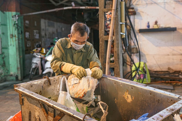   The 67-year-old disabled man left his hometown to go to the streets to collect garbage for a living, afraid of burdening his children and grandchildren - Photo 1.