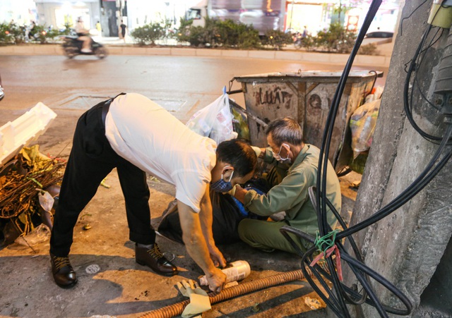   The 67-year-old disabled man left his hometown to go to the streets to collect garbage for a living, afraid of burdening his children and grandchildren - Photo 11.