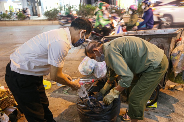   The 67-year-old disabled man left his hometown to go to the streets to collect garbage for a living, afraid of burdening his children and grandchildren - Photo 12.