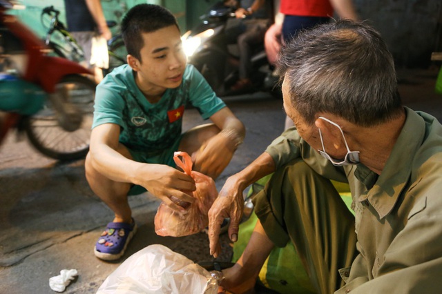   The 67-year-old disabled man left his hometown to go to the streets to collect garbage for a living, afraid of burdening his children and grandchildren - Photo 13.