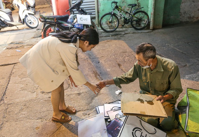   The 67-year-old disabled man left his hometown to go to the streets to collect garbage for a living, afraid of burdening his children and grandchildren - Photo 14.