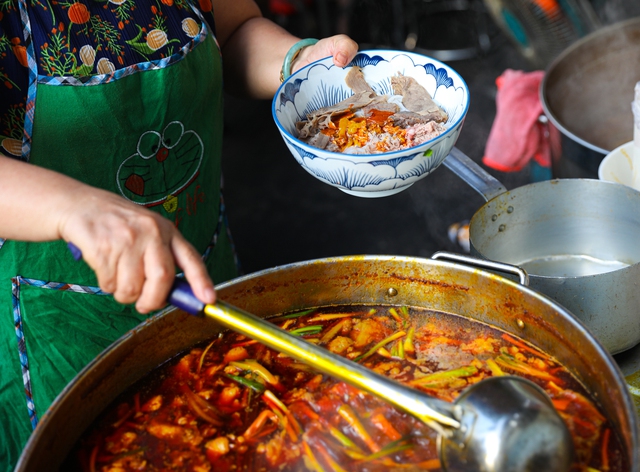  Quán bún bò siêu đông ở TP.HCM, khách xếp hàng nửa tiếng mới được ăn - Ảnh 3.