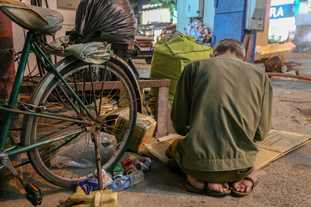   The 67-year-old disabled man left his hometown to go to the streets to collect garbage for a living, afraid of burdening his children and grandchildren - Photo 3.