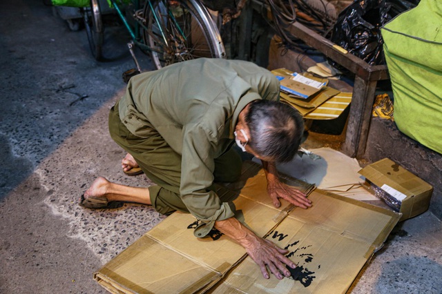   The 67-year-old disabled man left his hometown to go to the streets to collect garbage for a living, afraid of burdening his children and grandchildren - Photo 4.