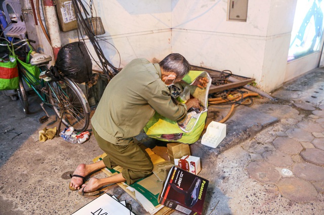   The 67-year-old disabled man left his hometown to go to the streets to collect garbage for a living, afraid of burdening his children and grandchildren - Photo 5.