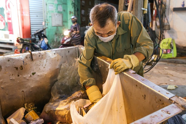   The 67-year-old disabled man left his hometown to go to the streets to collect garbage for a living, afraid of burdening his children and grandchildren - Photo 7.