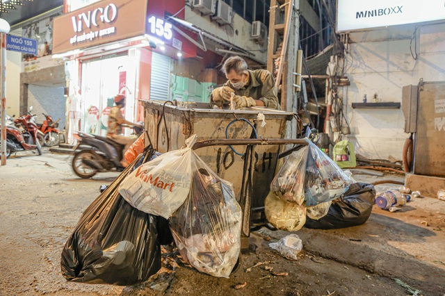   The 67-year-old disabled man left his hometown to go to the streets to collect garbage for a living, afraid of burdening his children and grandchildren - Photo 9.