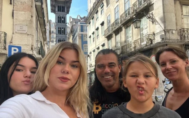 Selling all his properties to invest in Bitcoin when the price was only 900 USD, the guy took his wife and children to travel everywhere, depositing a 