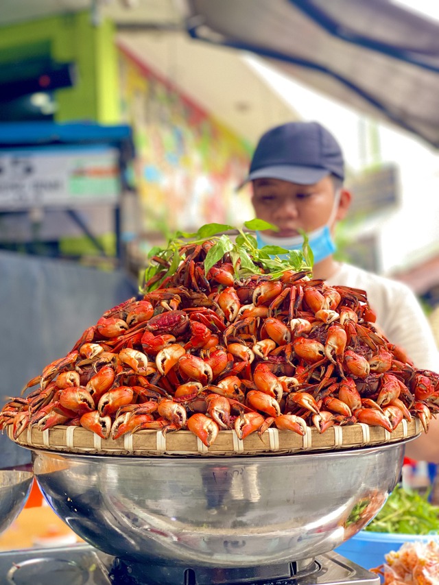 Hàng ba khía Cà Mau tại Sài Gòn tiết lộ mỗi tháng doanh thu trên 300 triệu đồng, tiền lời quá đủ để lo cho gia đình nhưng vẫn chọn bán lề đường vì một nỗi lo - Ảnh 1.