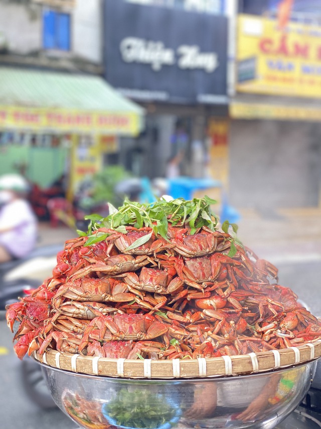 Ca Mau's bazaar store in Saigon revealed a monthly revenue of over 300 million dong, the profit was more than enough to take care of the family, but still chose to sell by the roadside because of a worry - Photo 2.