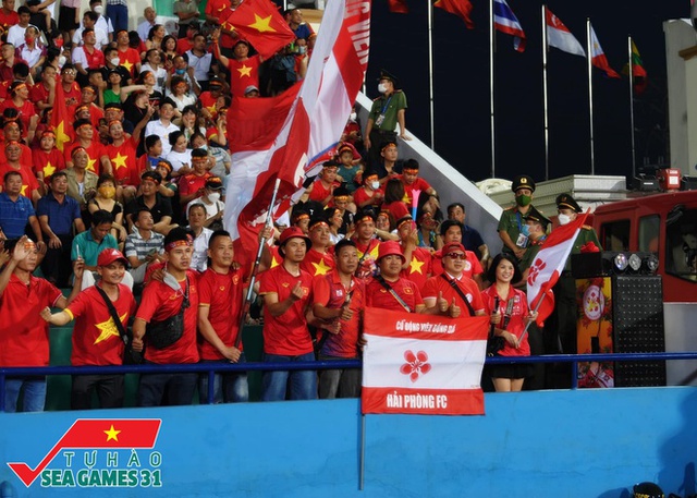  Bán kết U23 Việt Nam - U23 Malaysia: Cờ đỏ sao vàng nhuộm đỏ sân Việt Trì, phố đi bộ Nguyễn Huệ mở hội náo nhiệt - Ảnh 13.