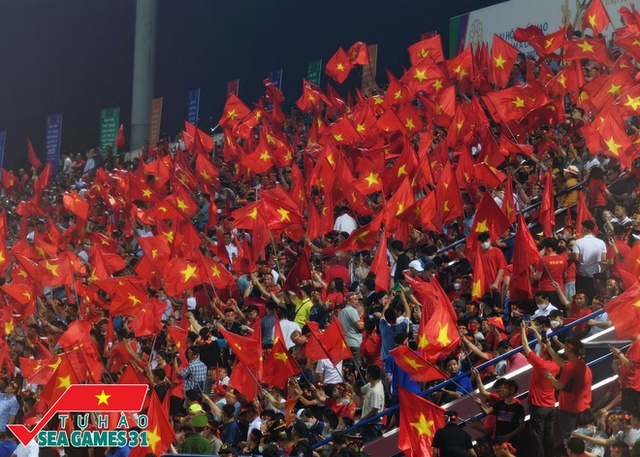  Bán kết U23 Việt Nam - U23 Malaysia: Cờ đỏ sao vàng nhuộm đỏ sân Việt Trì, phố đi bộ Nguyễn Huệ mở hội náo nhiệt - Ảnh 16.