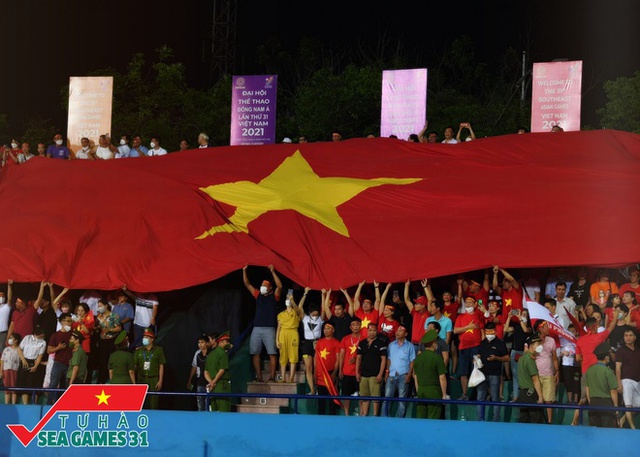  Bán kết U23 Việt Nam - U23 Malaysia: Cờ đỏ sao vàng nhuộm đỏ sân Việt Trì, phố đi bộ Nguyễn Huệ mở hội náo nhiệt - Ảnh 17.