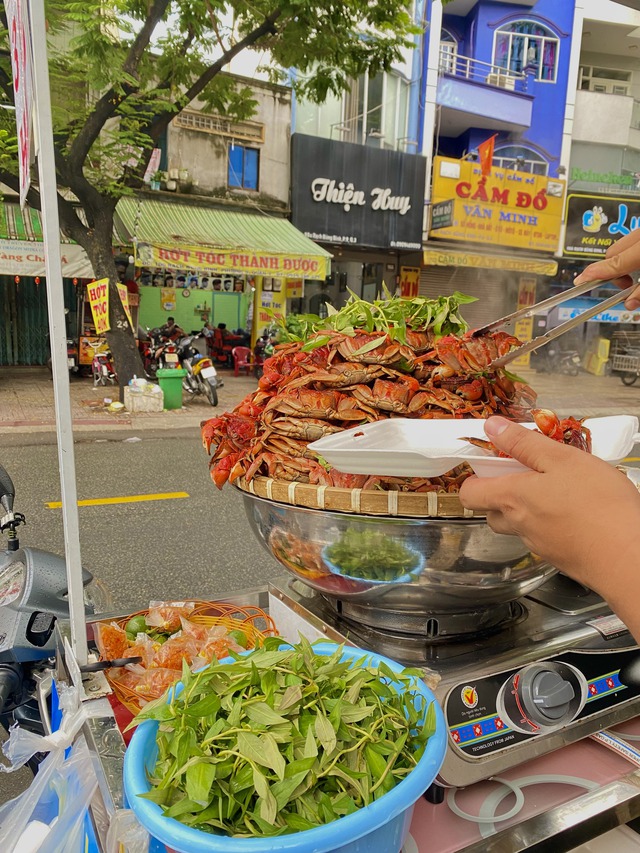 Ca Mau's bazaar store in Saigon revealed a monthly revenue of over 300 million dong, the profit was more than enough to take care of the family, but still chose to sell by the roadside because of a worry - Photo 3.