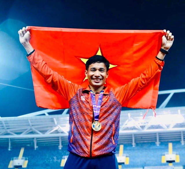 The husband ran 10,000m in the SEA Games competition in the yard, his wife burst into tears in the stands: Loving 7 years of being newly married, having 2 children is still the same as when we first started dating!  - Photo 3.