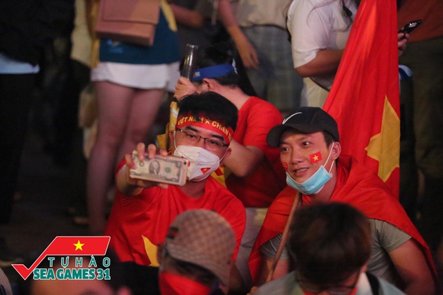  Bán kết U23 Việt Nam - U23 Malaysia: Cờ đỏ sao vàng nhuộm đỏ sân Việt Trì, phố đi bộ Nguyễn Huệ mở hội náo nhiệt - Ảnh 24.