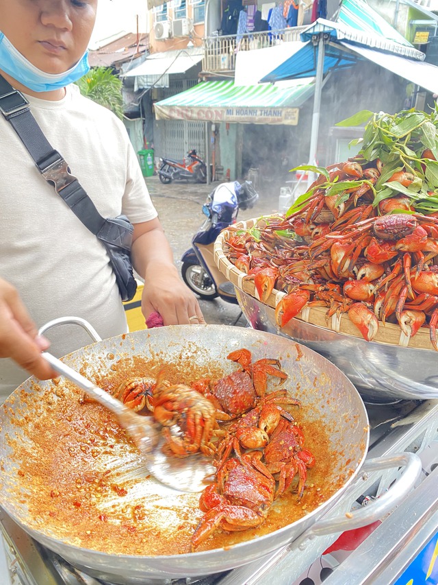 Hàng ba khía Cà Mau tại Sài Gòn tiết lộ mỗi tháng doanh thu trên 300 triệu đồng, tiền lời quá đủ để lo cho gia đình nhưng vẫn chọn bán lề đường vì một nỗi lo - Ảnh 5.