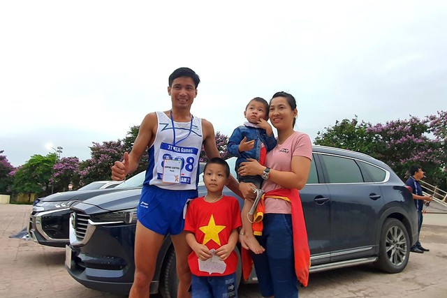 The husband ran 10,000m in the SEA Games competition in the yard, his wife burst into tears in the stands: Loving 7 years of being newly married, having 2 children is still the same as when we first started dating!  - Photo 7.