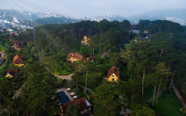 Da Lat 5-star resort is loved by Ha Anh Tuan and many Vietnamese stars: A green gem hidden in the pine forest, original architecture from the French period, less than 4 million VND/night - Photo 1.