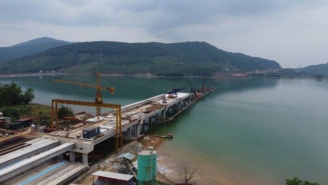   See the longest lake crossing bridge on the North - South highway - Photo 1.