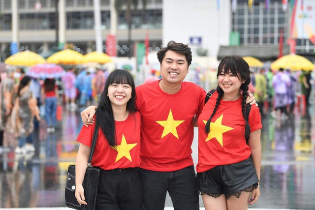 See the beautiful female fans cheering for U23 Vietnam: It's raining but the air is hotter than ever!  - Photo 1.