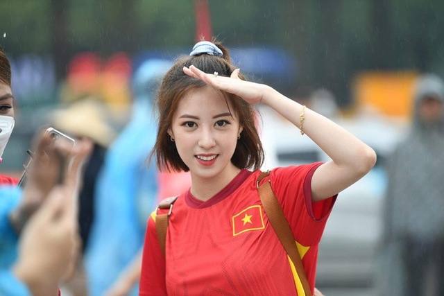 See the beautiful female fans cheering for U23 Vietnam: It's raining but the air is hotter than ever!  - Photo 2.