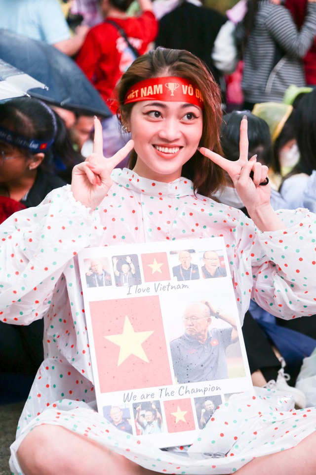 See the beautiful female fans cheering for U23 Vietnam: It's raining but the air is hotter than ever!  - Photo 13.