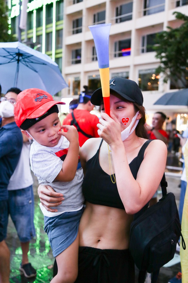 See the beautiful female fans cheering for U23 Vietnam: It's raining but the air is hotter than ever!  - Photo 14.