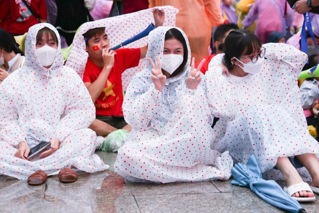 See the beautiful female fans cheering for U23 Vietnam: It's raining but the air is hotter than ever!  - Photo 15.