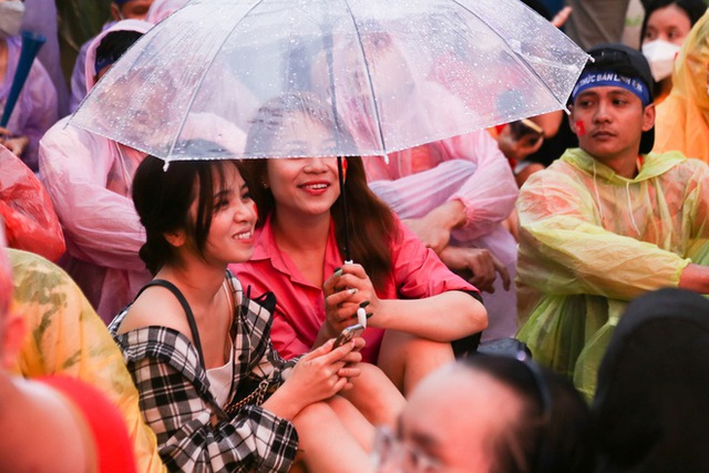 See the beautiful female fans cheering for U23 Vietnam: It's raining but the air is hotter than ever!  - Photo 16.